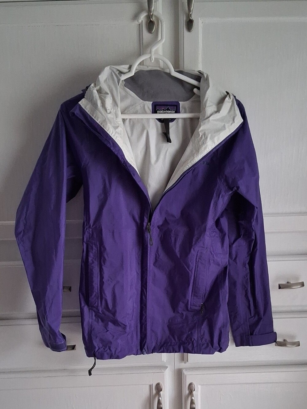 🎉2/$13 Patagonia Purple Hooded Rain Jacket with White Interior
